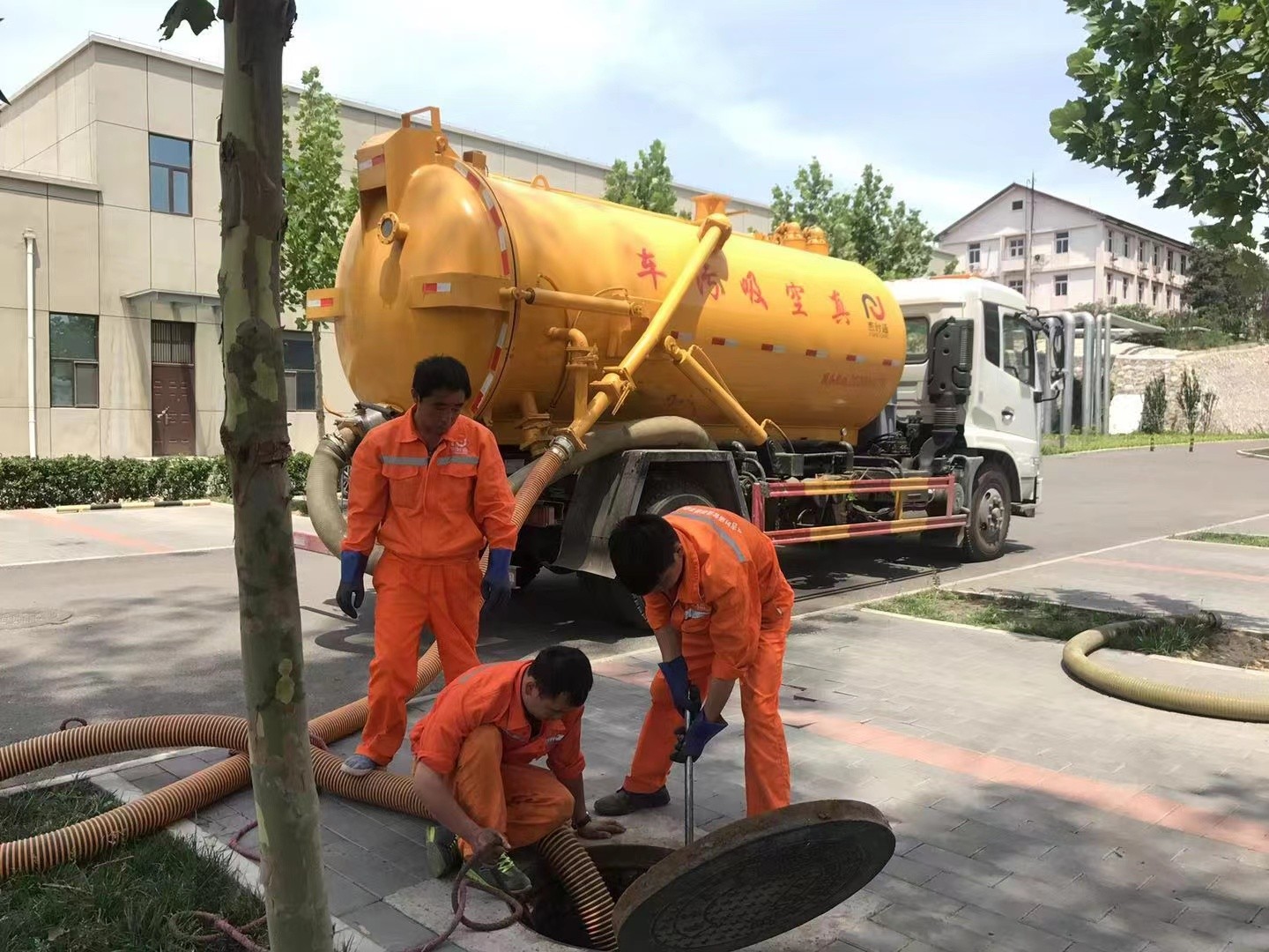 古田管道疏通车停在窨井附近