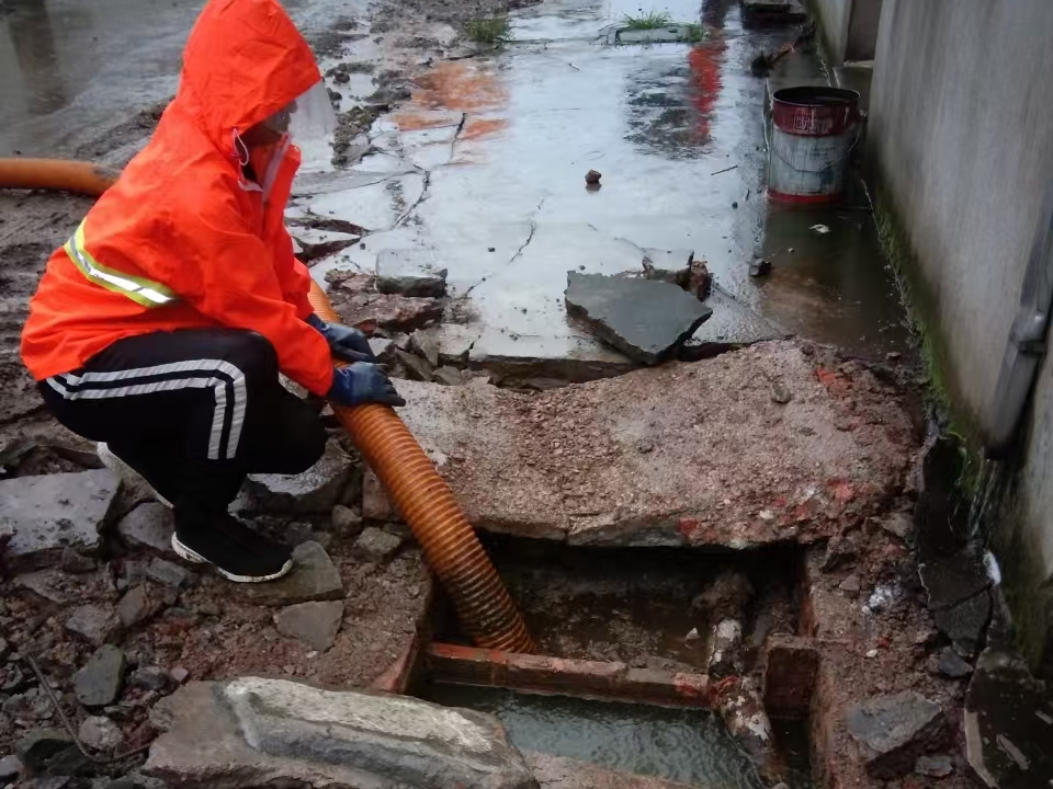 古田专业清理污水池 炜誉市政以规范流程守护城市 “肠道”